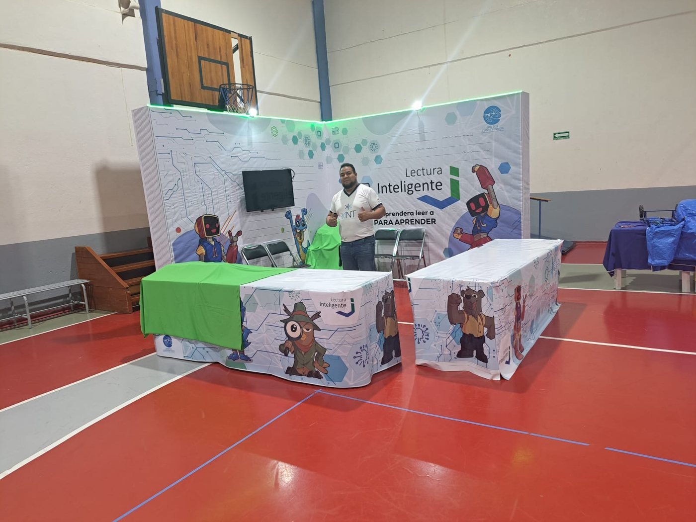 Backdrop personalizado con mascotas de marca del stand Lectura Inteligente para exposición educativa